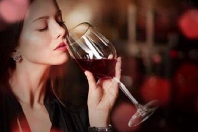 Sai lầm khi uống rượu vang, cầm vào bầu ly